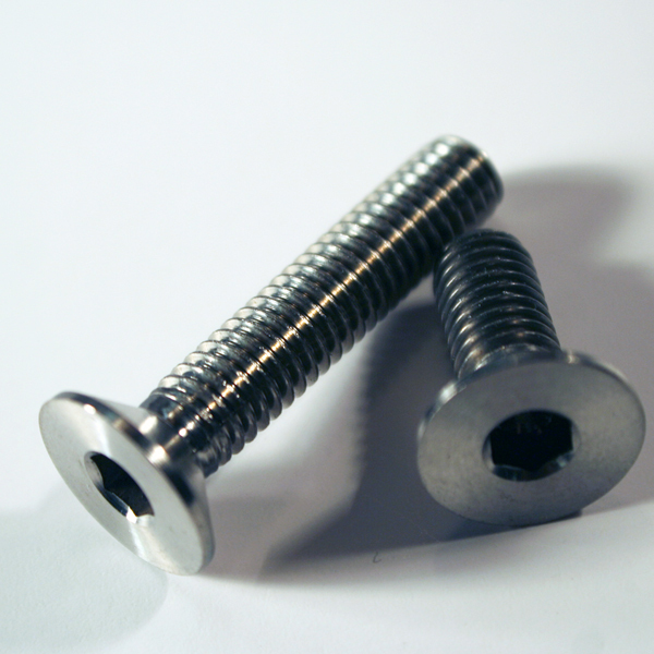 10 x Titan Schrauben Titanium screws Grade 2  DIN 912 M1,4 x 5 